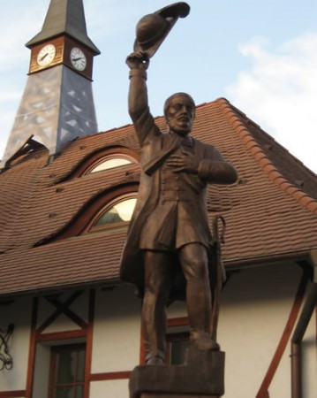 Kossuth Lajos, Komárno, Szlovákia, mészkő, bronz, 4 m